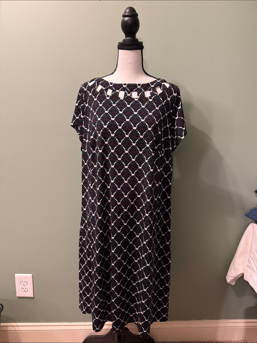 41 Hawthorn Black Geometric Cutout-Neck Midi Dress